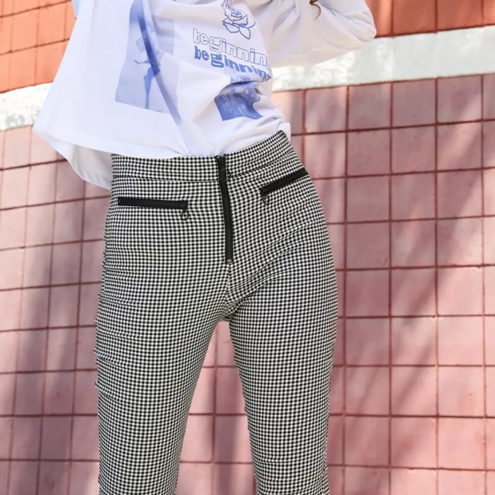 NWT - UO Susie Black Gingham High Waisted Zip Front (Size US8 / UK12)